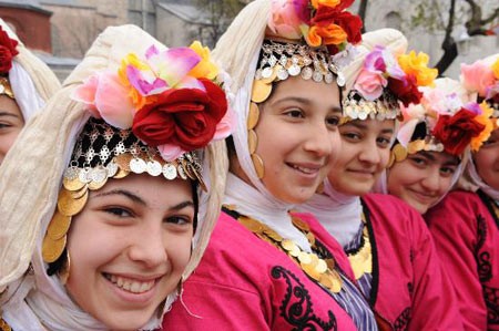 Các cô gái Thổ Nhĩ Kỳ xinh tươi rạng rỡ với nụ cười tươi tắn và thân thiện.